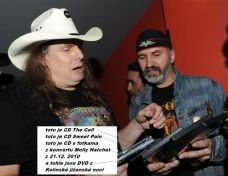 Dališ předává Philovi naše CD